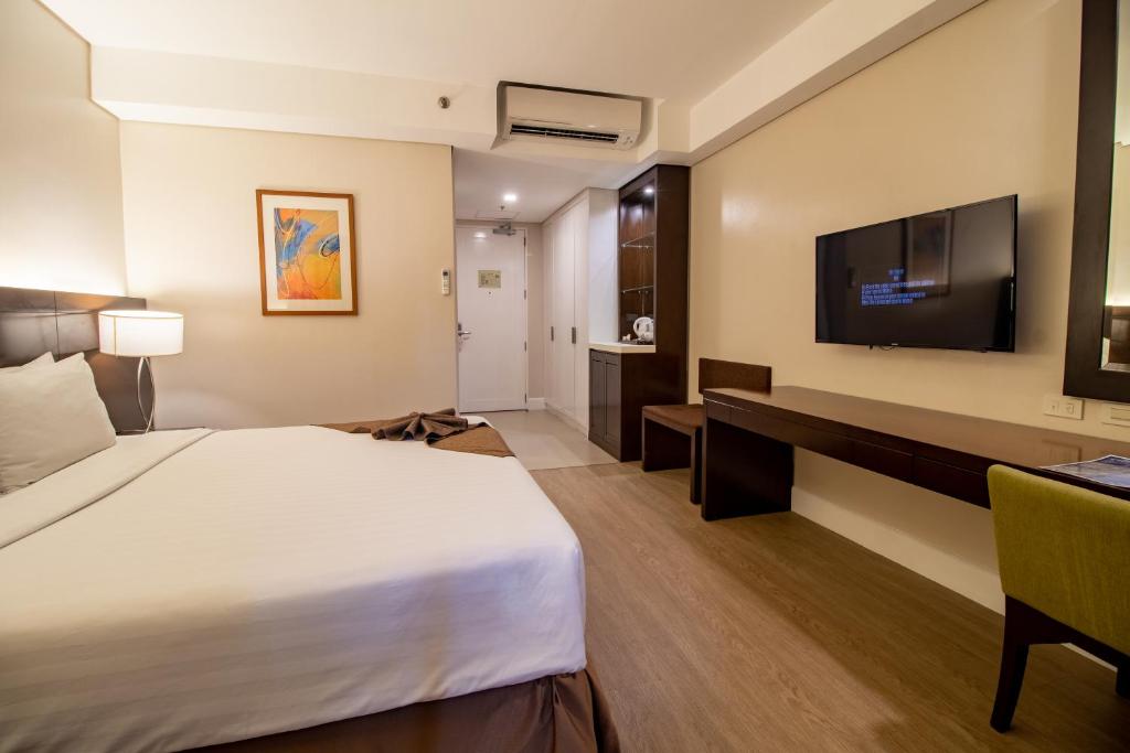TV a/nebo společenská místnost v ubytování Harolds Hotel Cebu