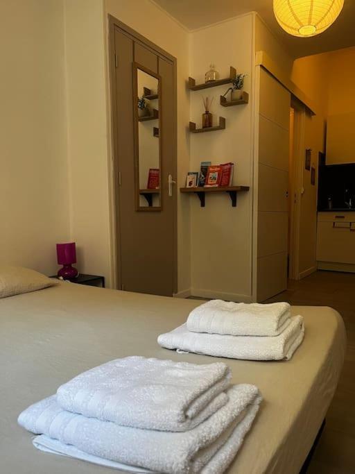 deux serviettes posées sur un lit dans une chambre dans l'établissement Studio Distillerie, à Narbonne