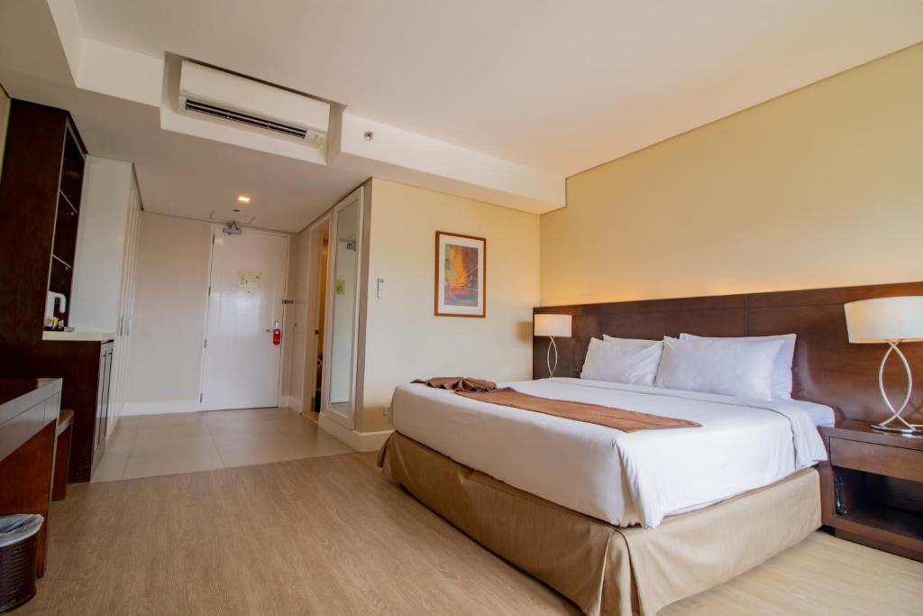 Postel nebo postele na pokoji v ubytování Harolds Hotel Cebu