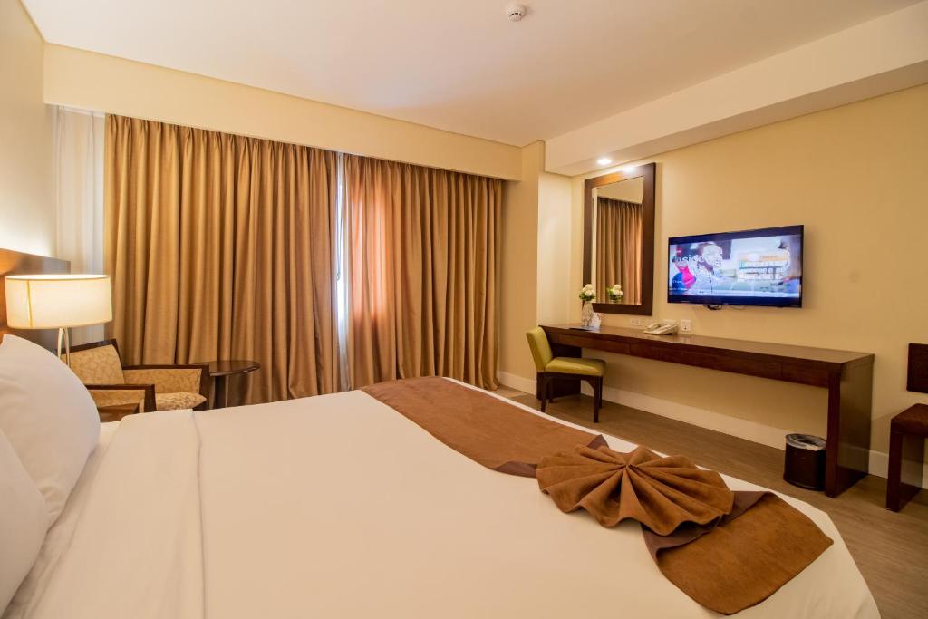 Postel nebo postele na pokoji v ubytování Harolds Hotel Cebu