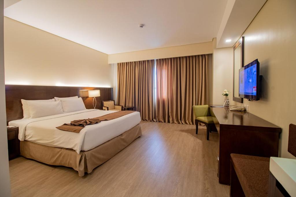 Postel nebo postele na pokoji v ubytování Harolds Hotel Cebu