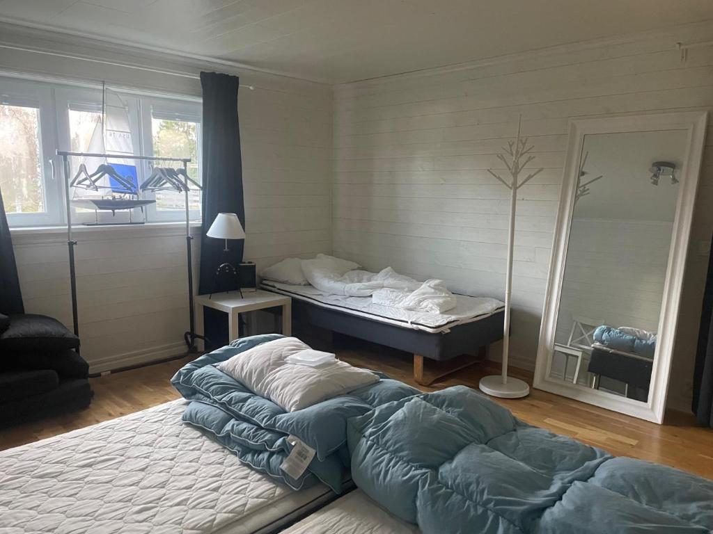 Postel nebo postele na pokoji v ubytování Strandvägen 4