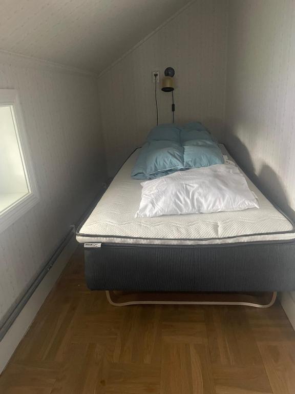Postel nebo postele na pokoji v ubytování Strandvägen 4