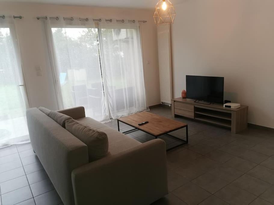 TV a/nebo společenská místnost v ubytování Jolie maison entière avec 3 chambres centre ville