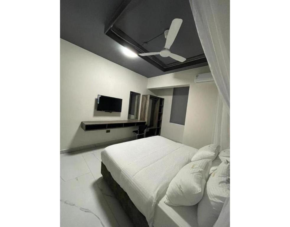 Postel nebo postele na pokoji v ubytování The Ivory Suites