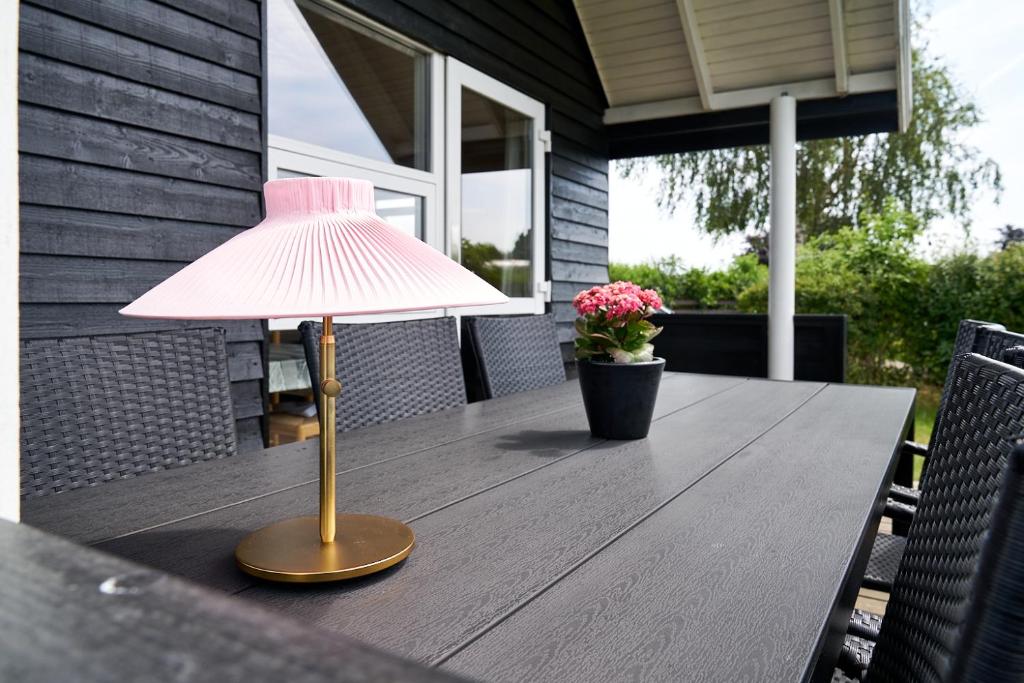 a pink lamp sitting on top of a wooden table at Stevns Camp in Strøby