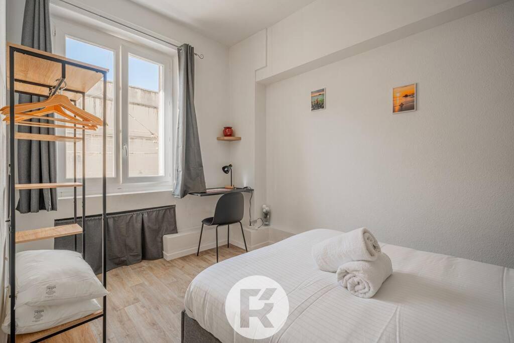 une chambre avec un lit, une fenêtre et une chaise dans l'établissement R'Apparts T2 Cocon des Alpes, Climatisation, à Grenoble