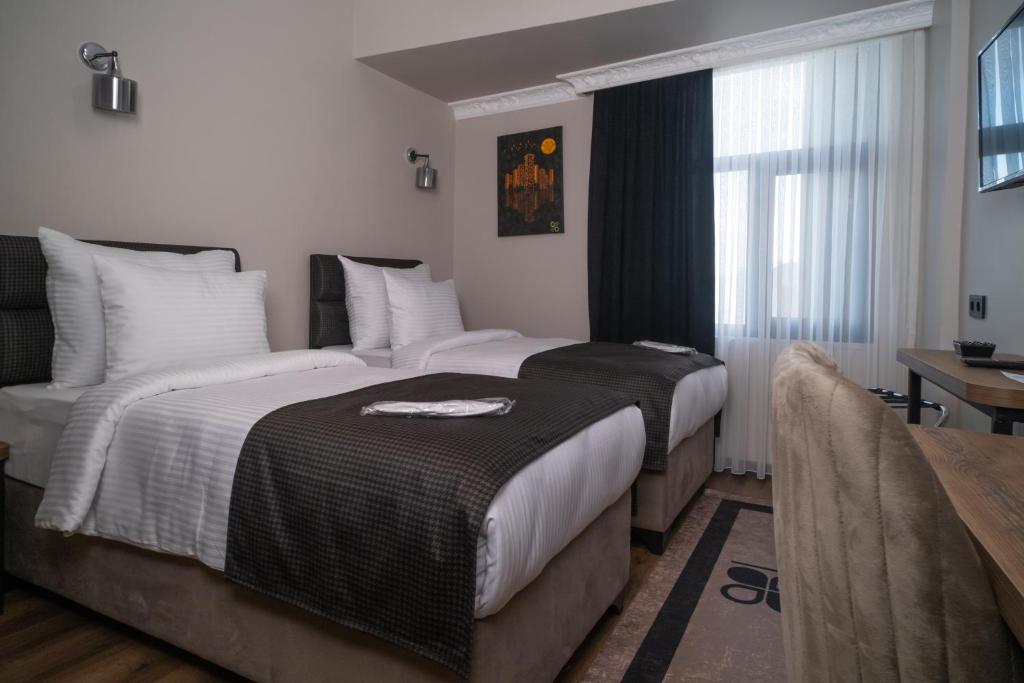 Postel nebo postele na pokoji v ubytování Grand CLOVER Hotel