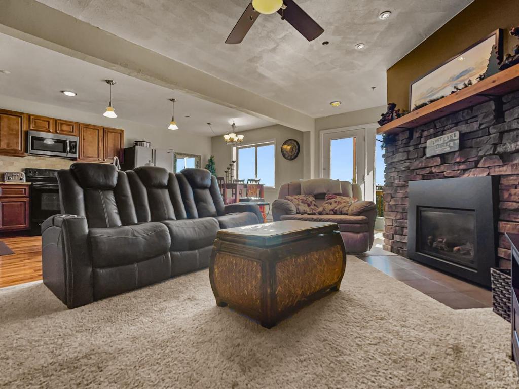 Summit205C Across From Village Sleep 10 VIEWS WiFi Fireplace في سنوشو: غرفة معيشة مع أريكة ومدفأة