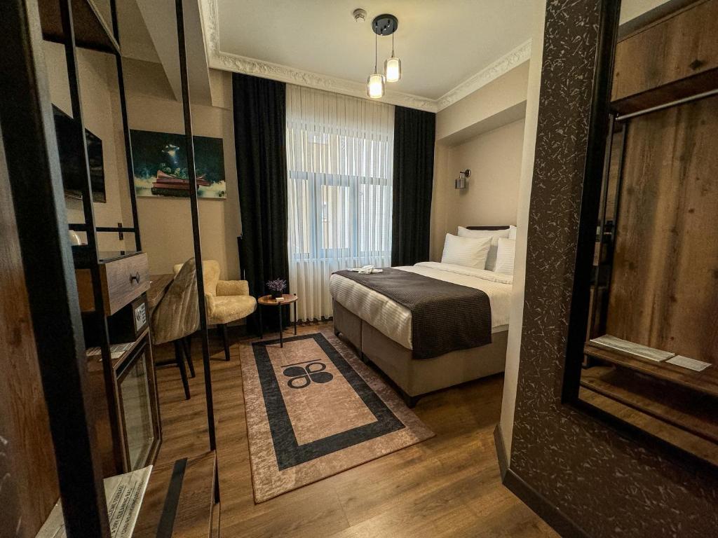 Postel nebo postele na pokoji v ubytování Grand CLOVER Hotel