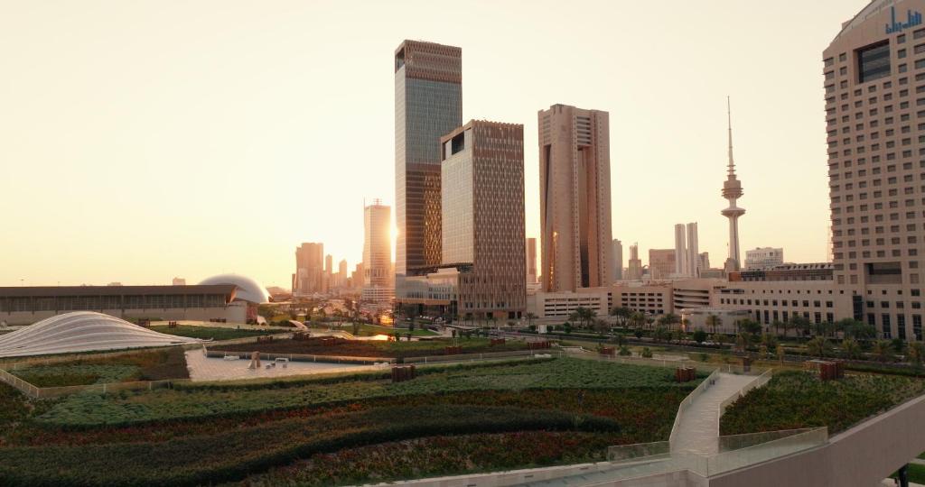 クウェートにあるFour Seasons Hotel Kuwait at Burj Alshayaの高層建築の街並み