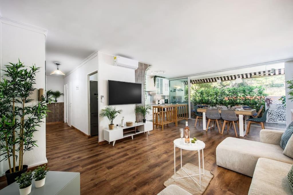 un salon avec un canapé et une table dans l'établissement les terrasses, à Beausoleil