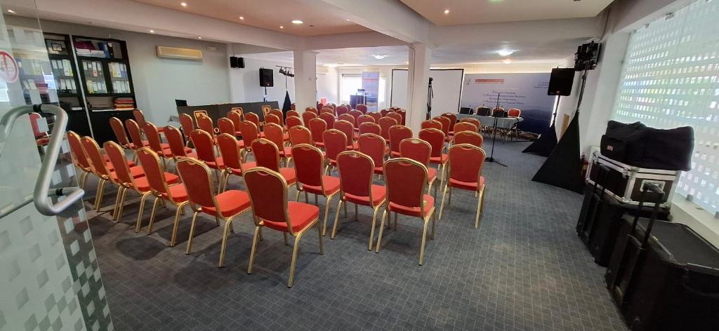 TV a/nebo společenská místnost v ubytování Marmari Bay Hotel