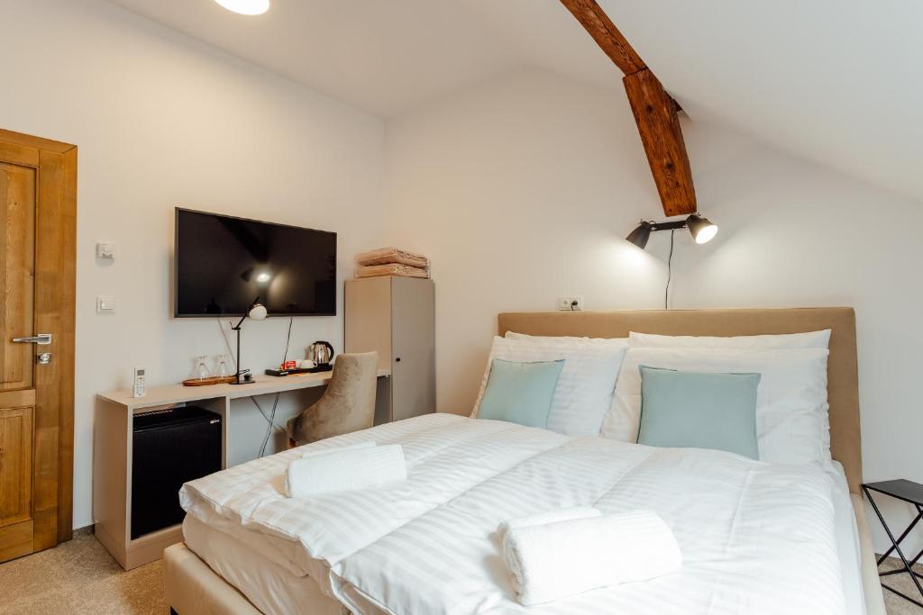 A bed or beds in a room at Boutique Hotel Siglisberg