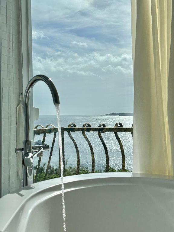 una vasca da bagno con acqua che esce da una finestra di 南灣飯店 Kenting Nanwan Hotel a Nanwan