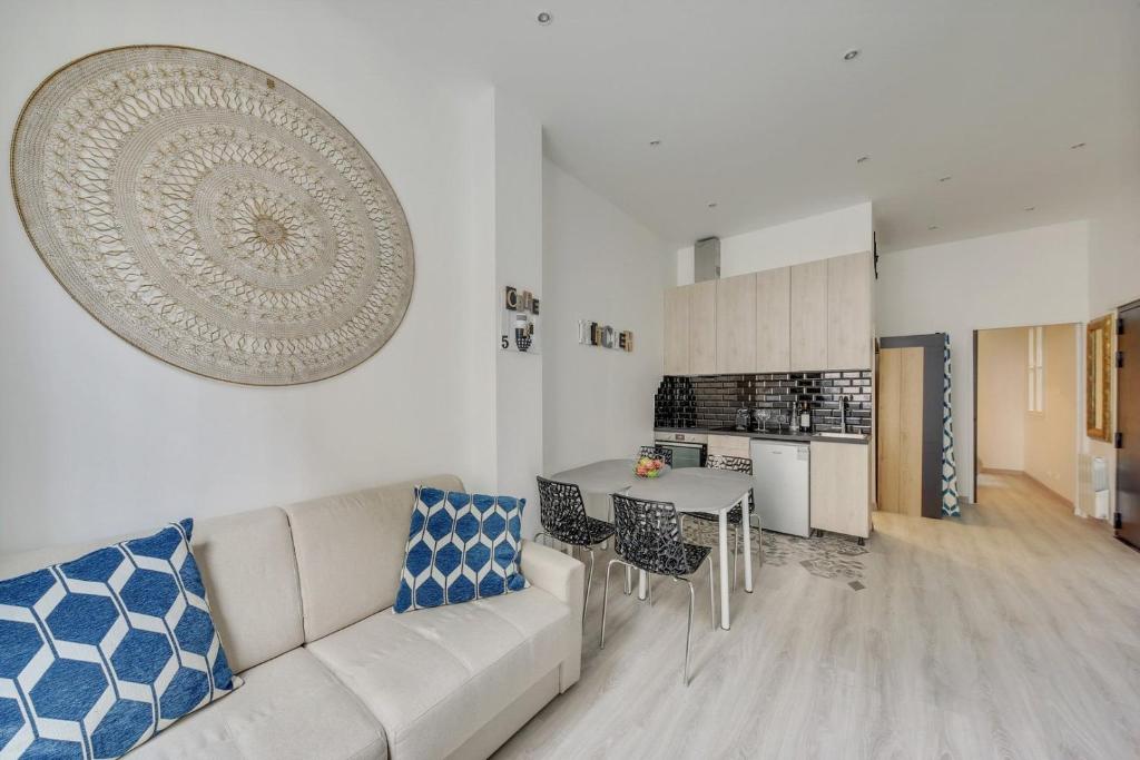 un salon avec un canapé blanc et une table dans l'établissement Bluestay 13 - Charmant appartement à Paris, à Paris