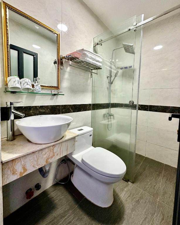 Phòng tắm tại Anh Quan Khoi Hotel