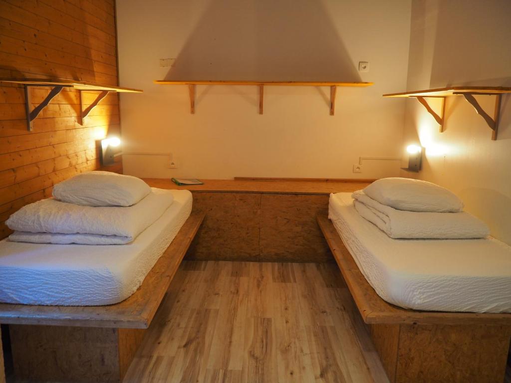 Auberge de Jeunesse HI La Clusaz - Twin Room With Shared Bathroom