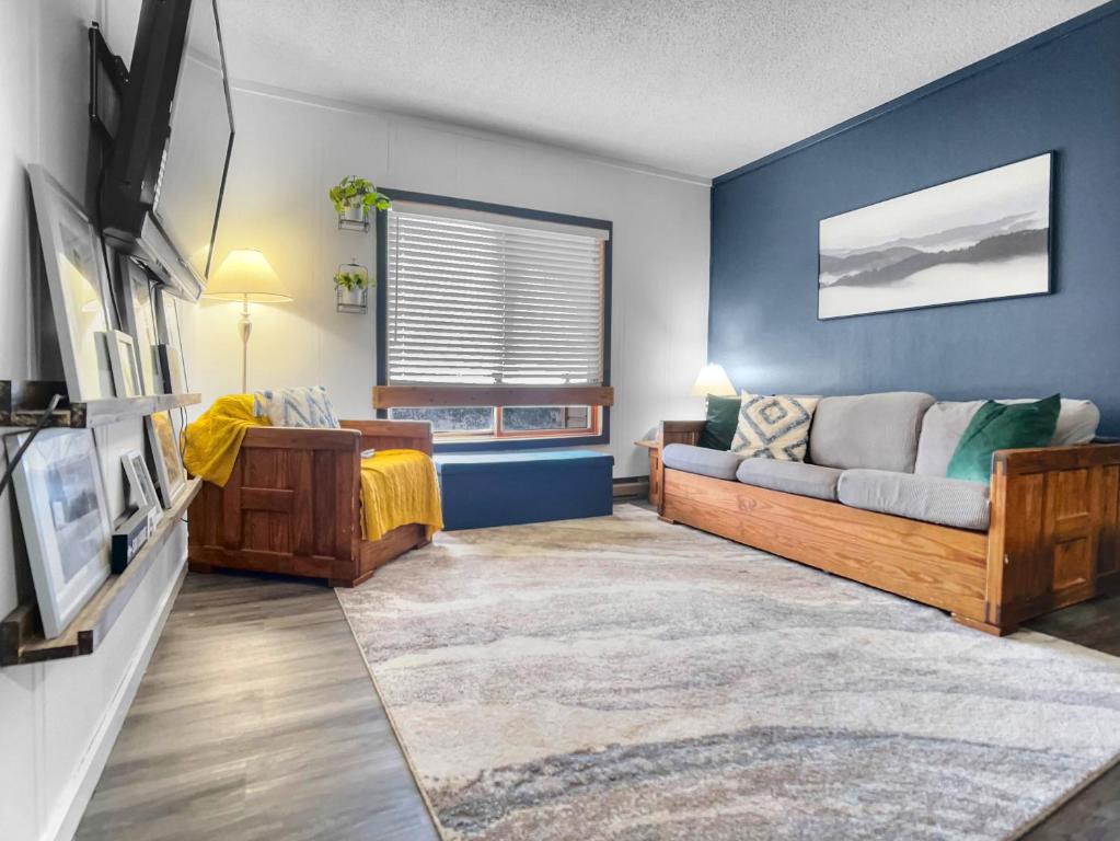 Μια τηλεόραση ή/και κέντρο ψυχαγωγίας στο TOTW324 Stunning Views Ski In Out WiFi Slopeside