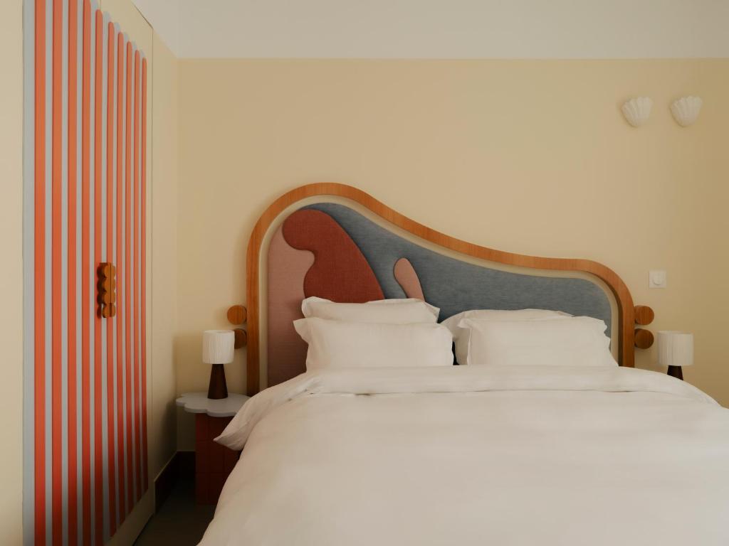 Postel nebo postele na pokoji v ubytování Edgar Suites Cannes - Rue d'Antibes
