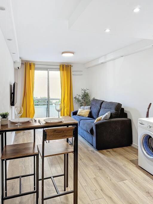 un salon avec un canapé et une table dans l'établissement Studio proche mer - Climatisé, à Cagnes-sur-Mer