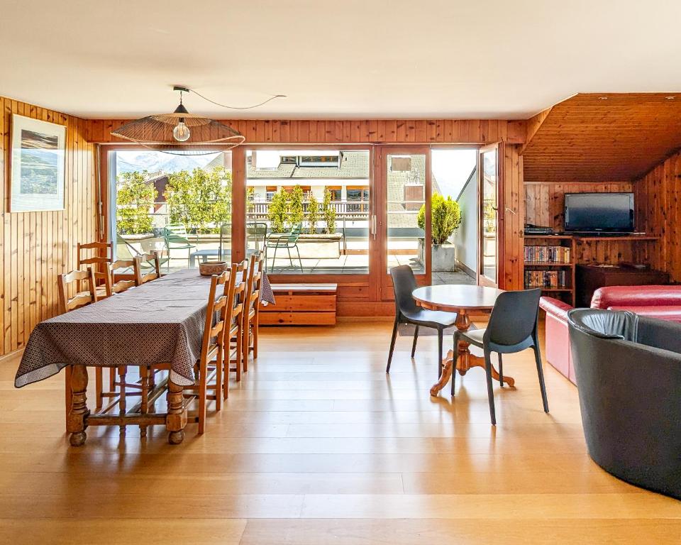 Posezení v ubytování Penthouse à Nendaz avec Terrasse et Vue Panoramique Exceptionnelle