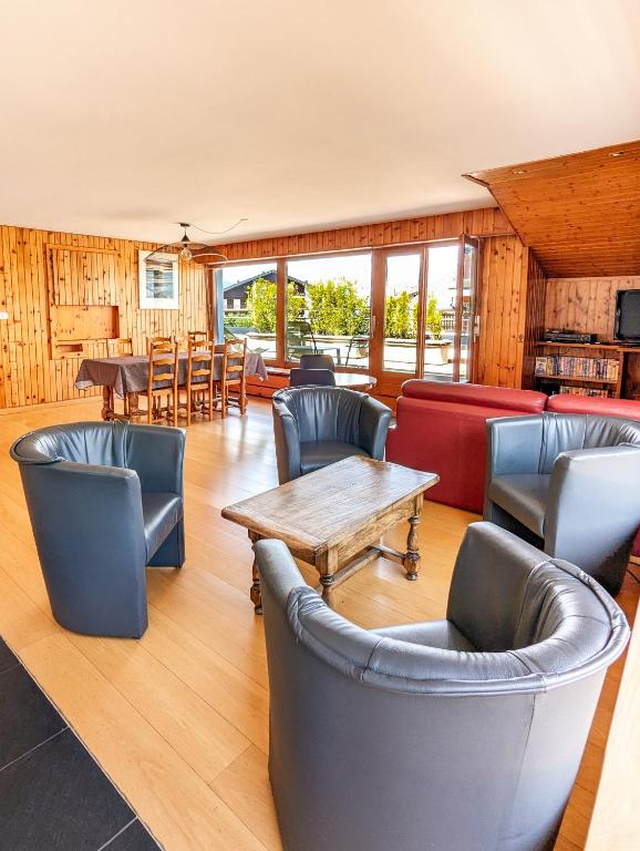 Posezení v ubytování Penthouse à Nendaz avec Terrasse et Vue Panoramique Exceptionnelle