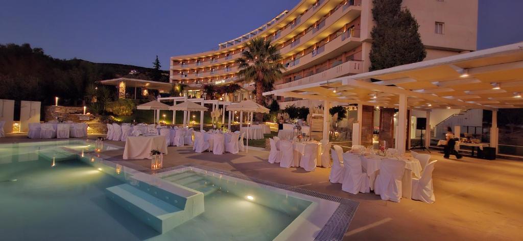 Bazén v ubytování Marmari Bay Hotel nebo v jeho okolí