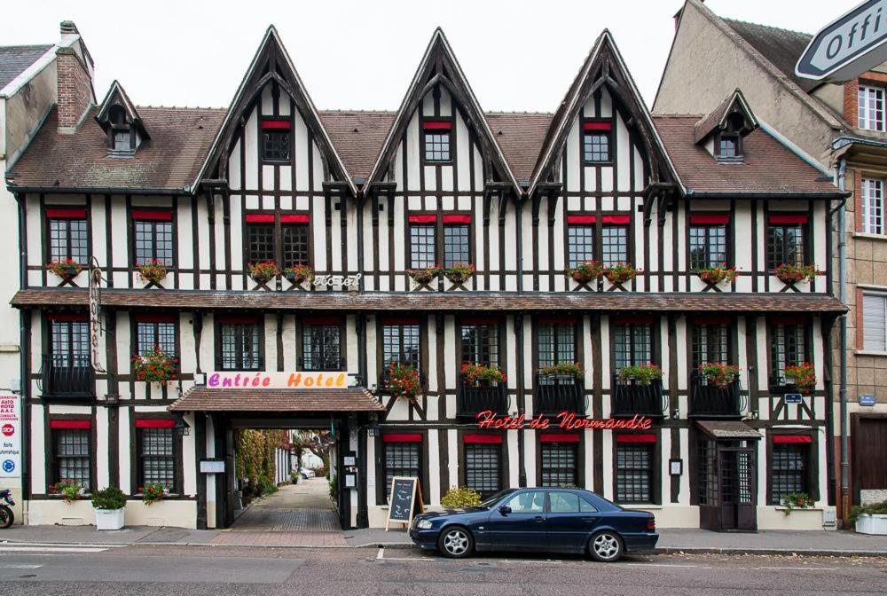 un edificio con un coche aparcado delante en Hotel de Normandie, en Évreux