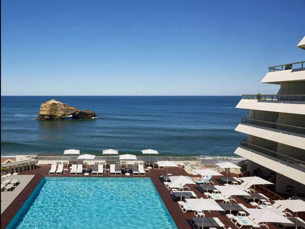 Bazén v ubytování Sofitel Biarritz Le Miramar Thalassa nebo v jeho okolí