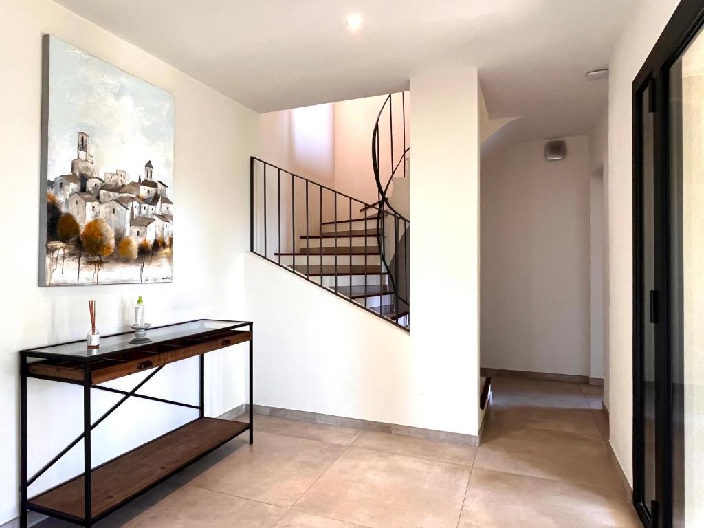 un couloir avec un escalier dans une maison dans l'établissement La Calade de Goult, à Goult