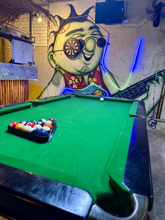Biliár nebo kulečník v ubytování Hostel and Music Bar Bros