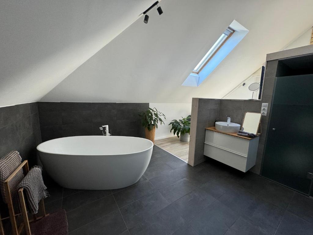 A bathroom at ZiMo Taliándörögdi MoZiHáz