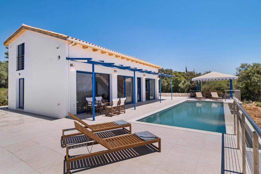 a villa with a swimming pool and a house at Villa-Islay in Fternón