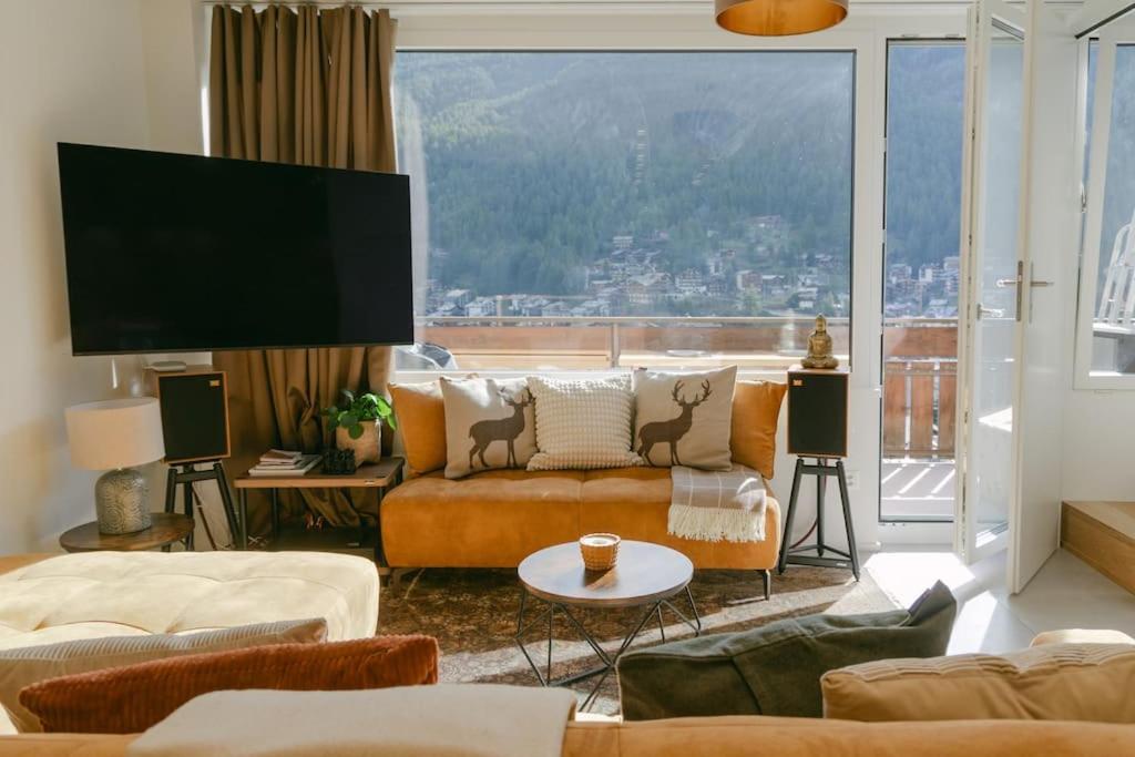 TV a/nebo společenská místnost v ubytování Modern Zermatt Apartment with Sauna and mountain Views