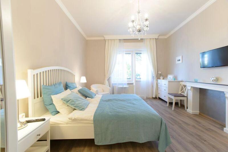 ブダペストにあるVintage Panoramic Apartmentのベッドルーム(ベッド1台、デスク、テレビ付)