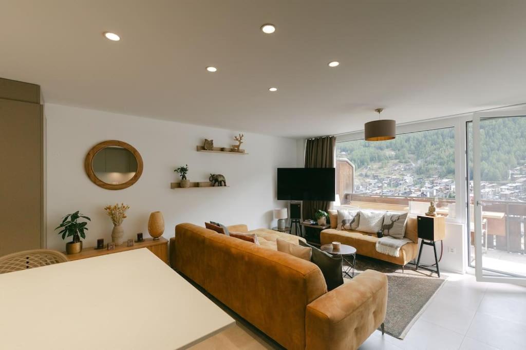 Posezení v ubytování Modern Zermatt Apartment with Sauna and mountain Views