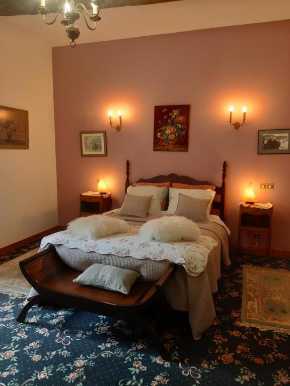 Postel nebo postele na pokoji v ubytování Manoir de la Peignie
