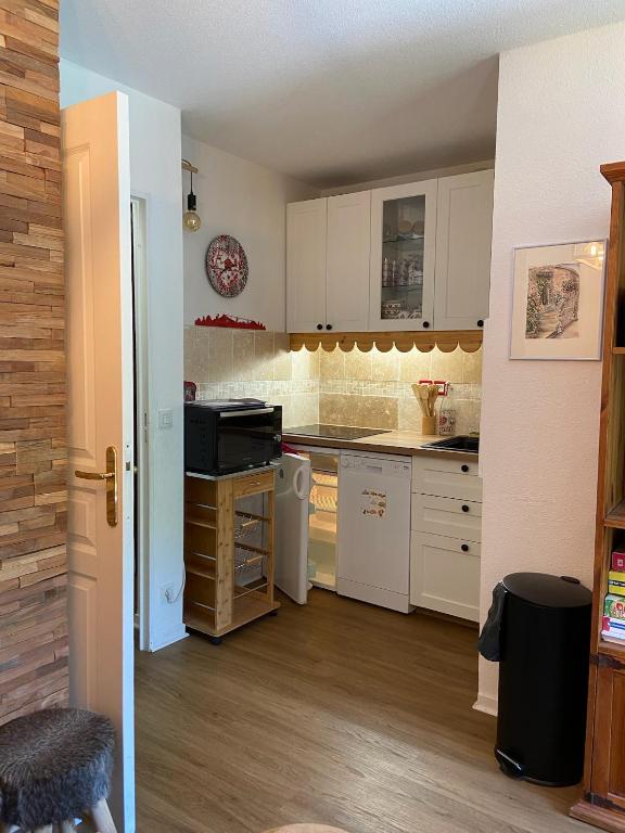 Kuchyňa alebo kuchynka v ubytovaní Pied des Pistes, 2 pièces, 6pers, Piscine et Sauna