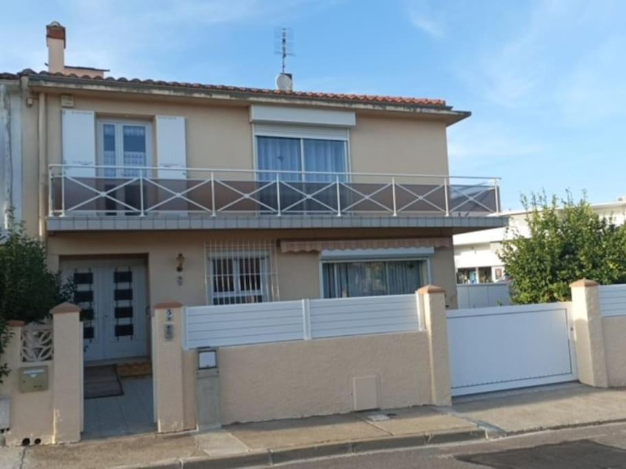 une maison avec une clôture devant dans l'établissement Appartement- étage villa - Villeneuve de la Raho, à Villeneuve-de-la-Raho