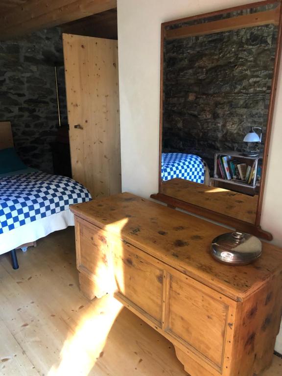 Voodi või voodid majutusasutuse Rustico Gin Avegno Torbecc, Vallemaggia, Tessin, toas