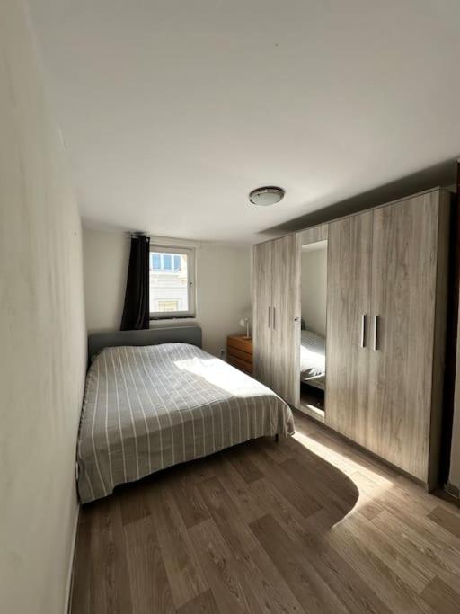 ein Schlafzimmer mit einem Bett und einem großen Spiegel in der Unterkunft chill corner in Brüssel