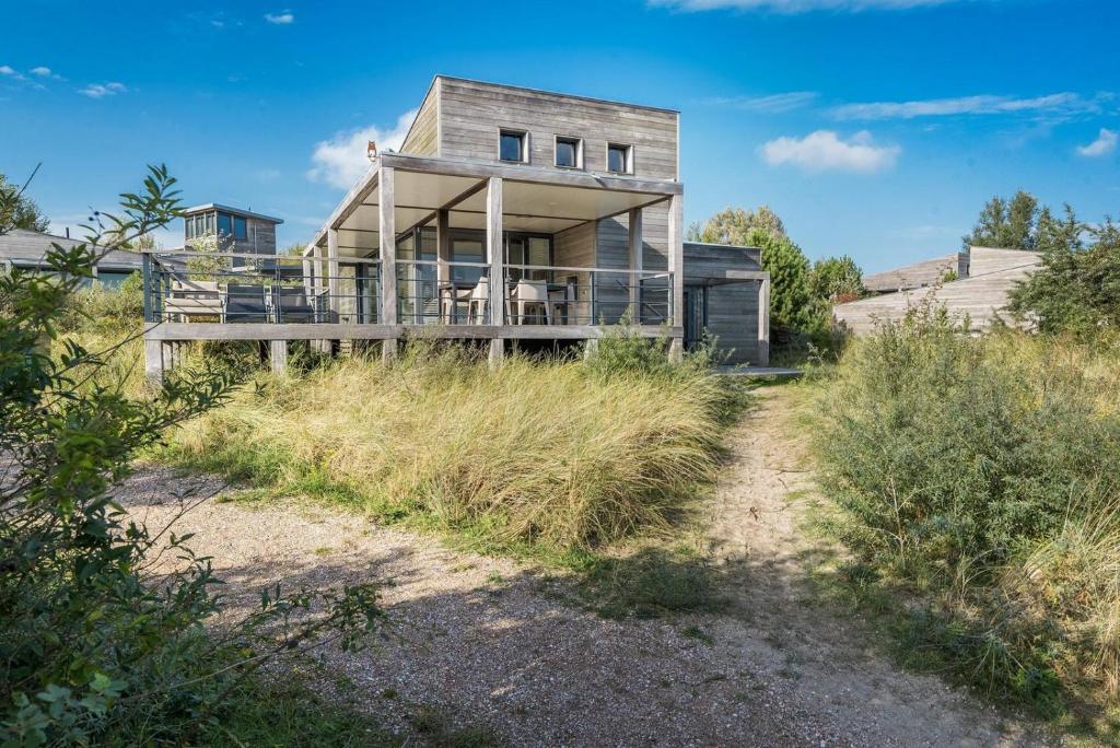 a house in the middle of a field at Seaside Family Villa 6p - Direct bij het Strand - Villa 24 in Ouddorp