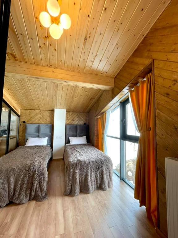 Postel nebo postele na pokoji v ubytování winter house GUDAURI