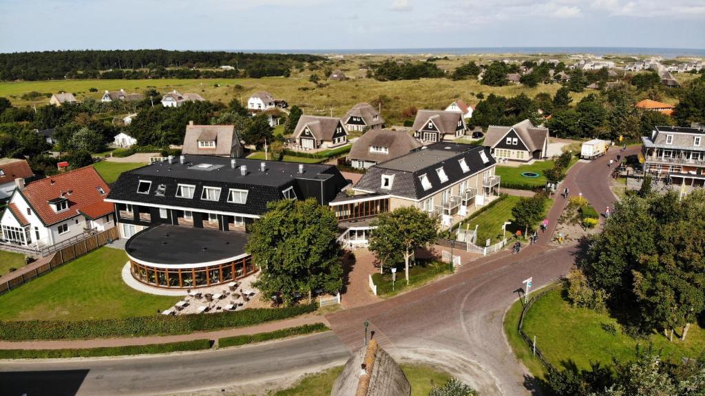 ネスにあるHotel Nesの小さな町の家屋の空中風景