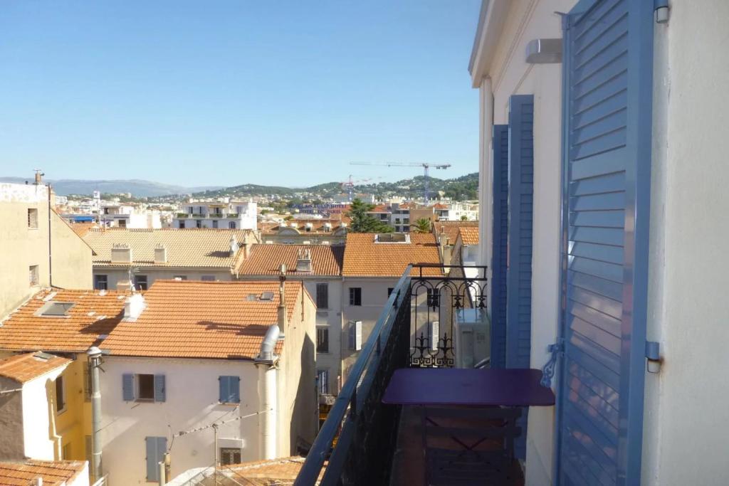 une vue d'une ville depuis un balcon dans l'établissement REF 990 - Cannes Center - Apartment for rent, à Cannes