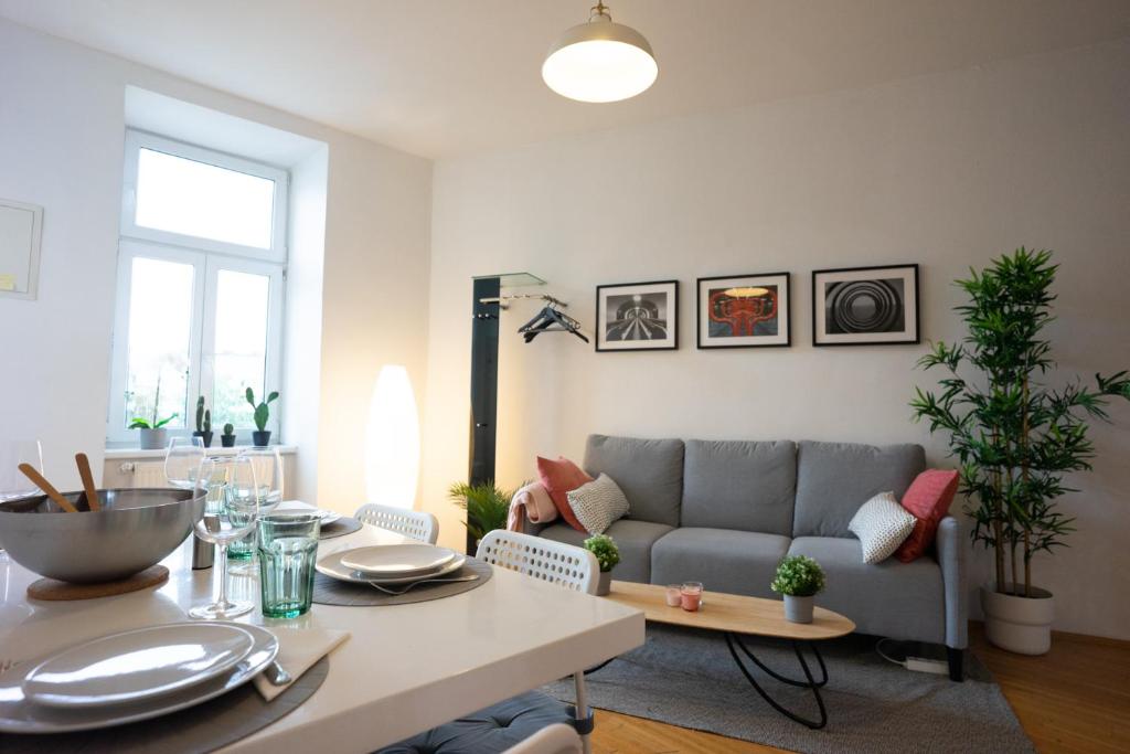 una sala de estar con un sofá y una mesa en Modern 3 Bedroom Apartment in City Center, en Viena