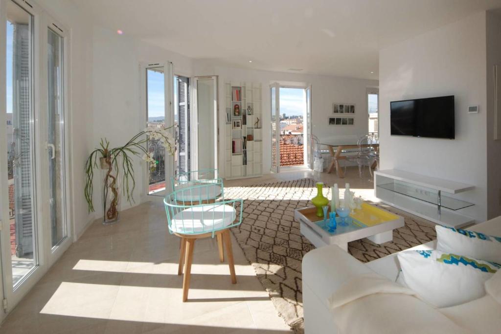 un salon avec un canapé et une table dans l'établissement REF 945 - Cannes Center - Apartment for rent, à Cannes