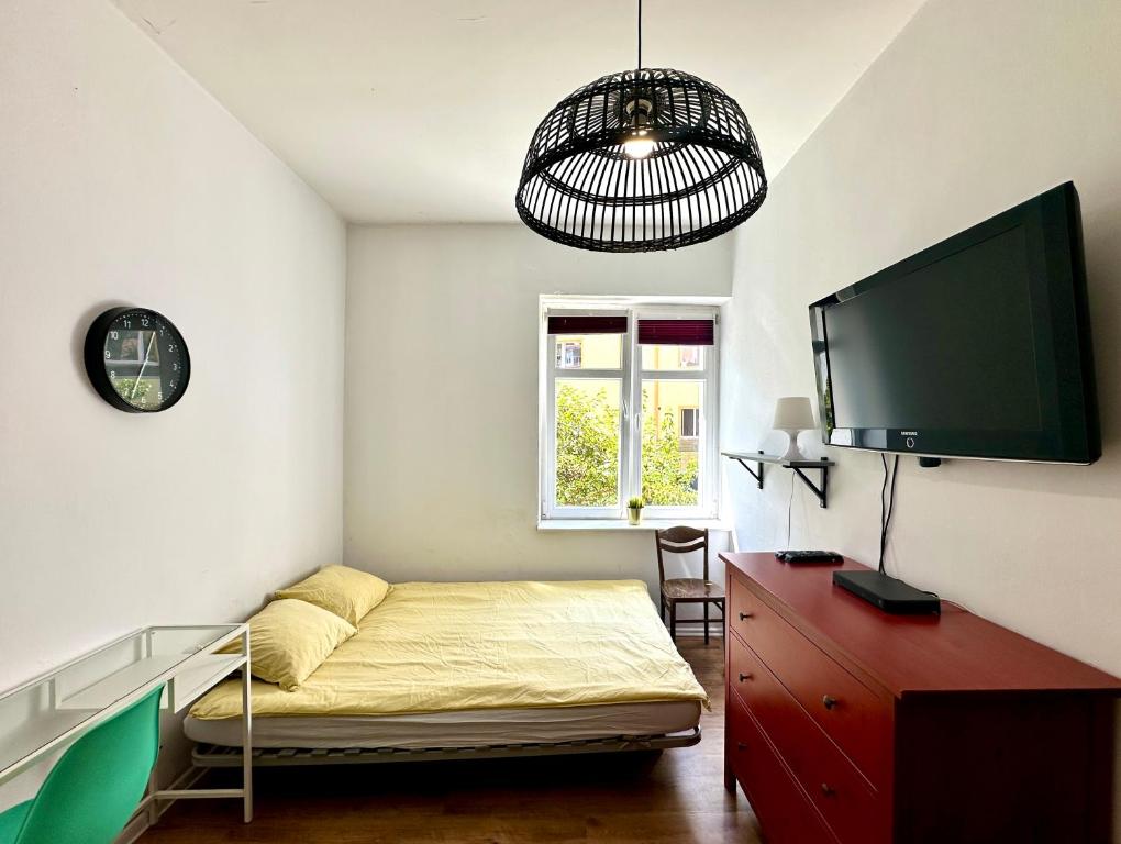 Postel nebo postele na pokoji v ubytování NW Pokoje na parterze CENTRUM & PARKING