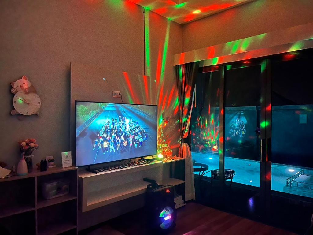 TV a/nebo společenská místnost v ubytování Arun Siri Pool Villa Aonang